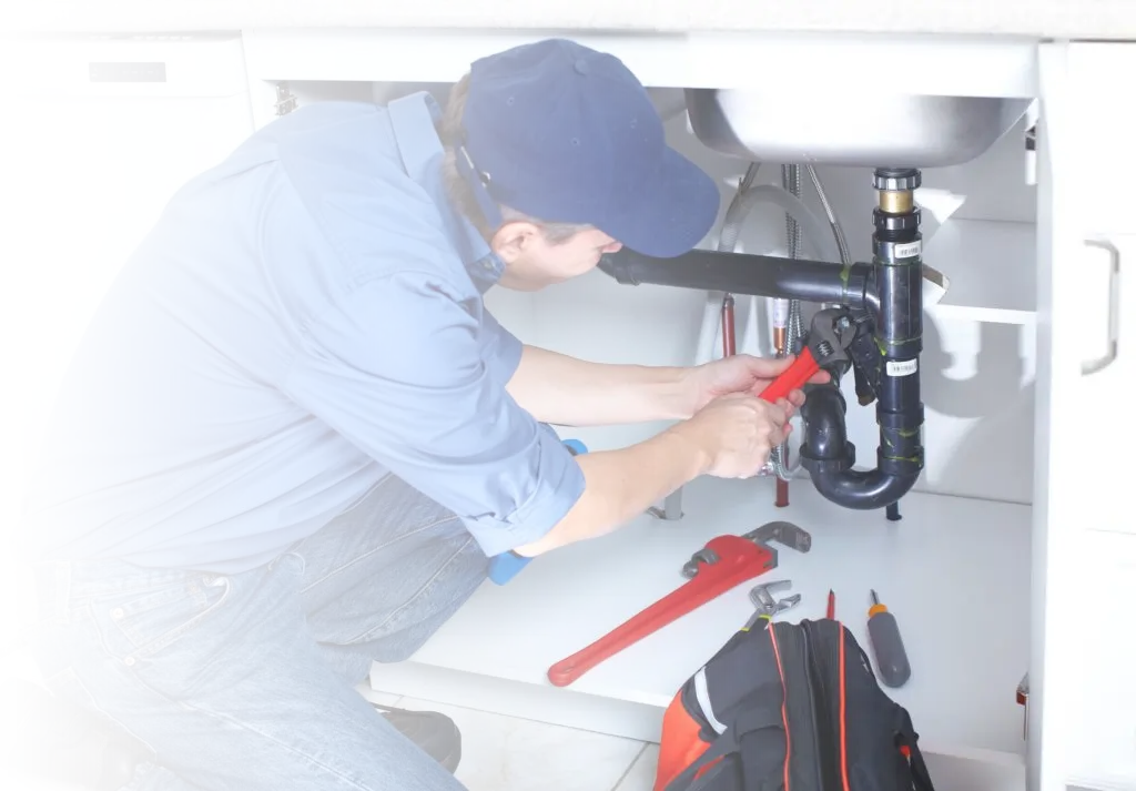 Fuga de agua reparada por fontanero profesional en Cartagena